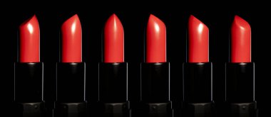 Kırmızı rujlu bir stüdyo.