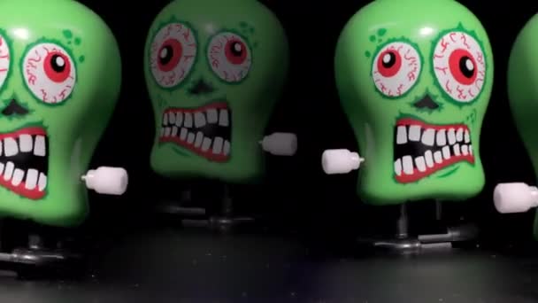 Groene wind omhoog schedel speelgoed bewegen op het oppervlak — Stockvideo