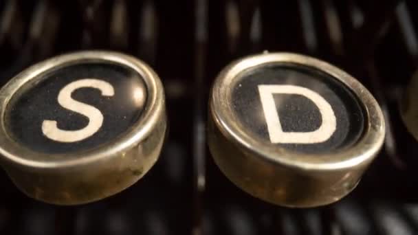Panning shot di chiavi per macchine da scrivere vintage — Video Stock