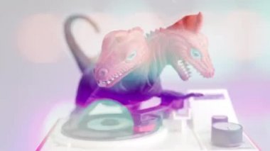 Oyuncak dinozor pikapta dönen diskler