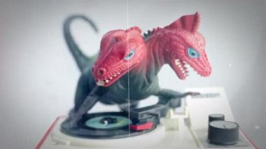 Oyuncak dinozor pikapta dönen diskler