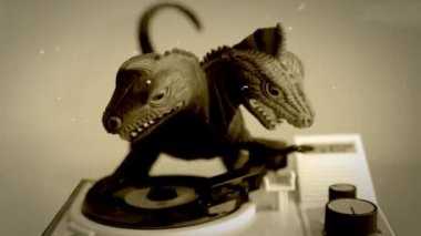 Oyuncak dinozor pikapta dönen diskler