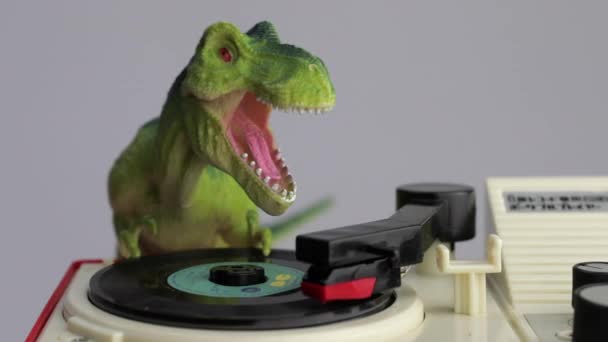 रिकॉर्ड प्लेयर पर खिलौना डायनासोर स्पिनिंग डिस्क — स्टॉक वीडियो