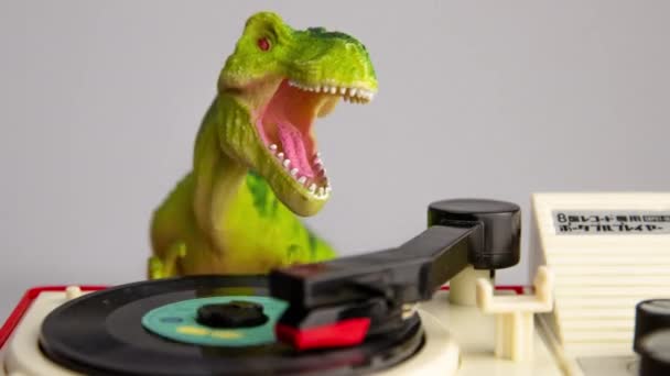 Discos giratorios de dinosaurios de juguete en tocadiscos — Vídeos de Stock