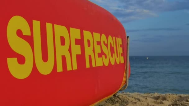 Спасательная доска для серфинга на пляже — стоковое видео