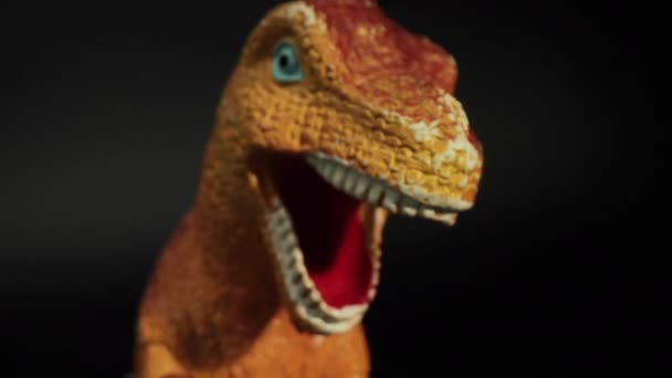 Filmación de dinosaurio plástico contra fondo negro — Vídeos de Stock