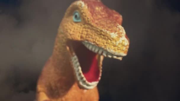 Filmación de dinosaurio plástico contra fondo negro — Vídeo de stock