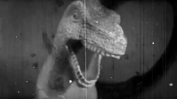 Filmación de dinosaurio plástico contra fondo negro — Vídeo de stock