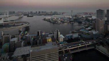 Tokyos gökkuşağı brdige 'inin gece vakti hızlandırılmış görüntüleri