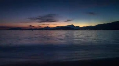 Akdeniz üzerinde gün batımında gökyüzünde hareket eden bulutların çevrilebilir videosu