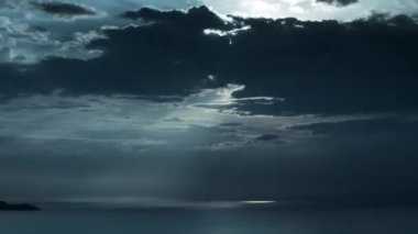 Akdeniz üzerinde gökyüzünde hareket eden fırtınalı bulutların çevrilebilir videosu