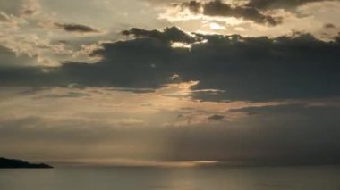 Akdeniz üzerinde gökyüzünde hareket eden fırtınalı bulutların çevrilebilir videosu