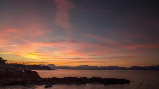 Vidéo bouclable de nuages se déplaçant dans le ciel au coucher du soleil sur la mer Méditerranée — Video