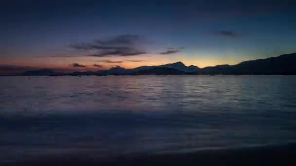 Video Loopable de nubes moviéndose en el cielo al atardecer sobre el mar Mediterráneo — Vídeos de Stock