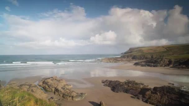 Loopable vídeo of clouds moving in sky over polzeath beach in england — Vídeo de Stock