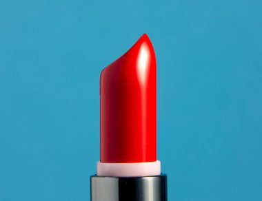 Mavi arka planda kırmızı ruj, makyaj, makyaj, güzellik. 