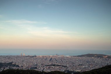 Barcelona, gün doğumunda şehrin ufuk çizgisinde inanılmaz panoramik manzaralar sunarak sığınaklardan ateş etti.