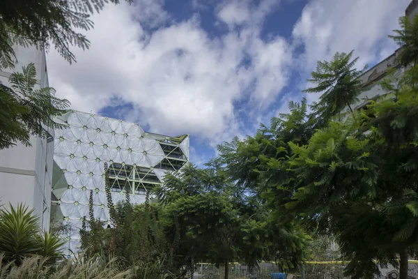 Constrast Edificios Antiguos Nuevos Barcelona Con Nubes Cielo Azul — Foto de Stock