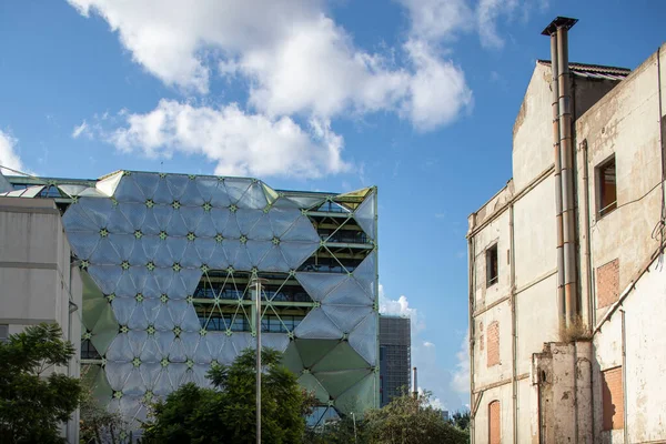 Constrast Edifícios Antigos Novos Barcelona Com Nuvens Céu Azul — Fotografia de Stock