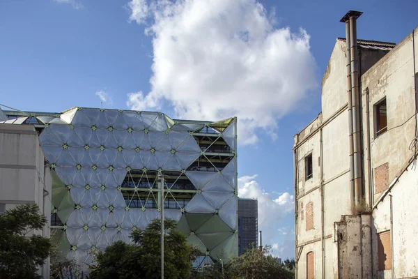 青空に雲とバルセロナの古いと新しい建物のコントラスト — ストック写真