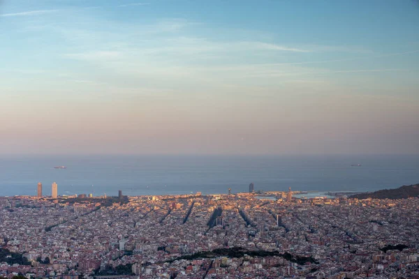 Horizonte barcelona ao nascer do sol — Fotografia de Stock