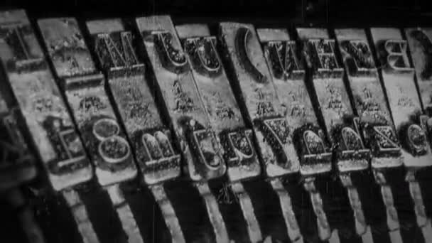 Закрыть кадры винтажных молотков пишущей машинки — стоковое видео