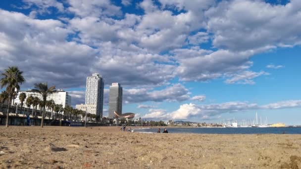 Porto de Barcelona horizonte olímpico de baixo ângulo na praia — Vídeo de Stock
