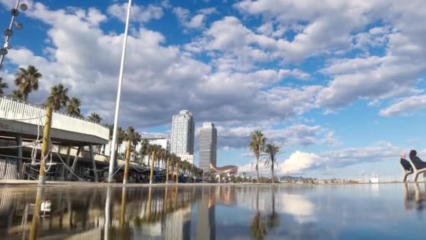 Barcelona skyline reflété dans une flaque d'eau, espagne — Video