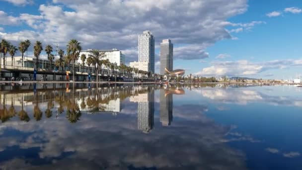 Barcelona panorama se odráží v louži, Španělsko — Stock video