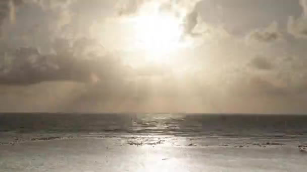 Vídeo Loopable de nubes moviéndose en el cielo tormentoso sobre el mar Mediterráneo — Vídeos de Stock