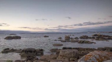 Akdeniz üzerinde gün batımında gökyüzünde hareket eden bulutların çevrilebilir videosu