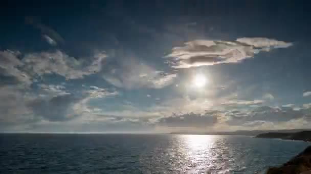 Vídeo circular de nubes moviéndose en el cielo sobre el mar Mediterráneo — Vídeos de Stock