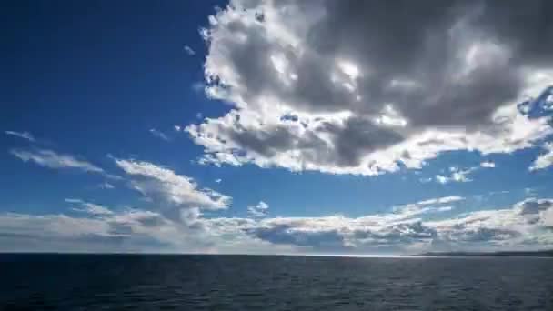 Loopbare video van wolken die in de lucht boven de Middellandse Zee bewegen — Stockvideo