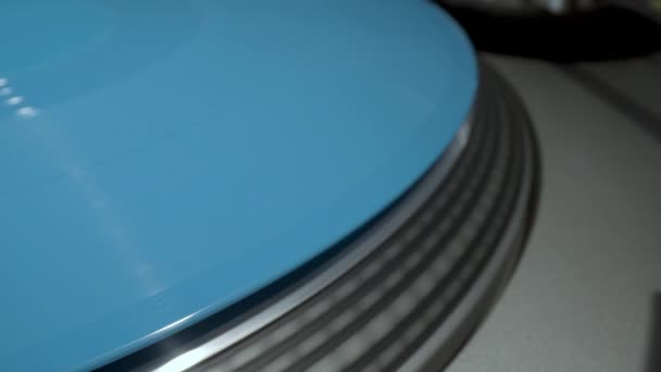 Stylus auf Plattenspieler mit blauem Vinyl — Stockvideo