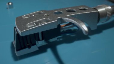 Stylus mavi plaklı plak çalar üzerine