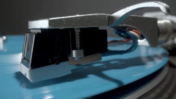 Stylus en tocadiscos con vinilo azul — Vídeo de stock