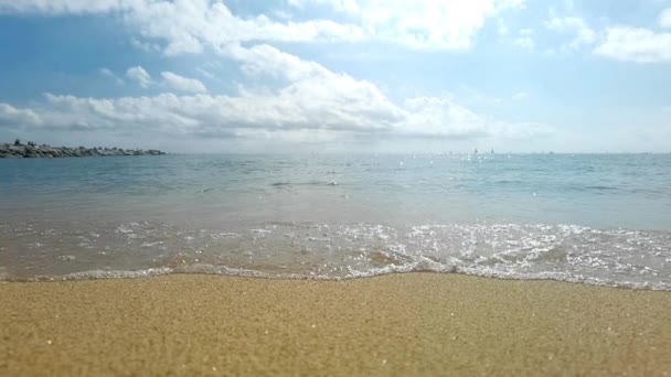 Filmagem em câmara lenta da maré a chegar à praia — Vídeo de Stock