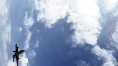 Barselona Havaalanı 'na iniş yapmak üzere yakın mesafede uçan uçak yaklaşıyor. 