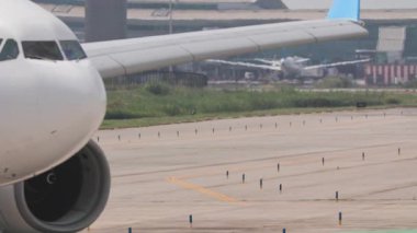 Büyük beyaz jumbo jet Barelona havaalanında ısı sisi ile taksicilik yapıyor.