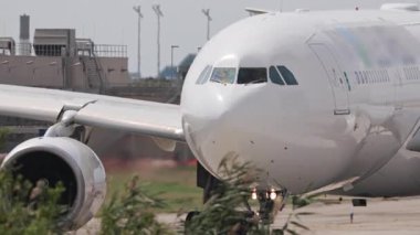 Büyük beyaz jumbo jet Barelona havaalanında ısı sisi ile taksicilik yapıyor.