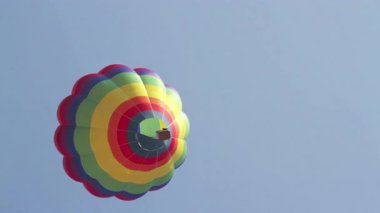 Sıcak hava balonu gökyüzünde uçuyor