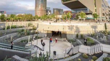 BARCELONA, SPAIN - 31 AĞUSTOS 2024: Barcelona 'daki Görkemli Metro İstasyonunun Zaman Çizelgesi ve öğleden sonra ve gün batımında ufuk çizgisi