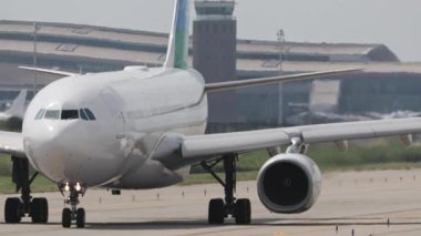 Büyük beyaz jumbo jet Barelona havaalanında ısı sisi ile taksicilik yapıyor.