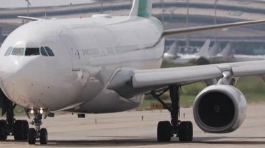 Büyük beyaz jumbo jet Barelona havaalanında ısı sisi ile taksicilik yapıyor.