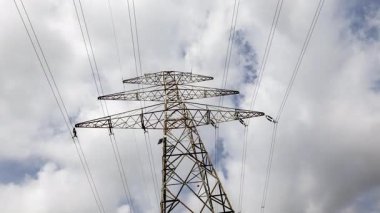 Geçen bulutlarla birlikte elektrik plyonunun zamanlaması