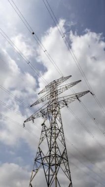 Dikey olarak geçen bulutlarla elektrik plyonunun zamanlaması