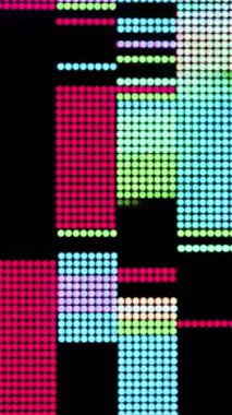 Öndeki ekranda dikey olarak renkli pikselli arıza