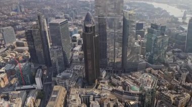 Bir helikopterden Londra şehrinin finansal ufuk çizgisinin yavaş çekim görüntüsü 