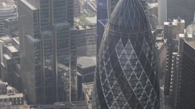 Bir helikopterden Londra şehrinin finansal ufuk çizgisinin yavaş çekim görüntüsü 
