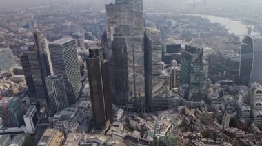 Bir helikopterden Londra şehrinin finansal ufuk çizgisinin yavaş çekim görüntüsü 